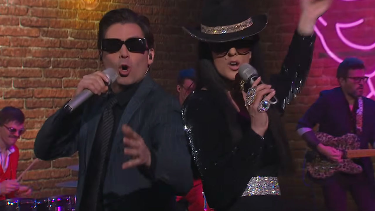 Tilen Artač in Sandra Feketija v parodiji o bencinu v oddaji Kaj dogaja