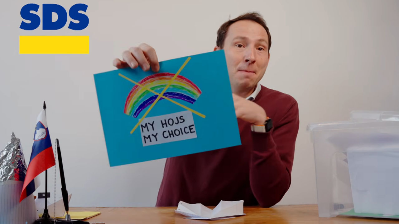 Robert Petan v oddaji Kaj dogaja med izvajanjem satirične pesmi o volitvah in političnih strankah