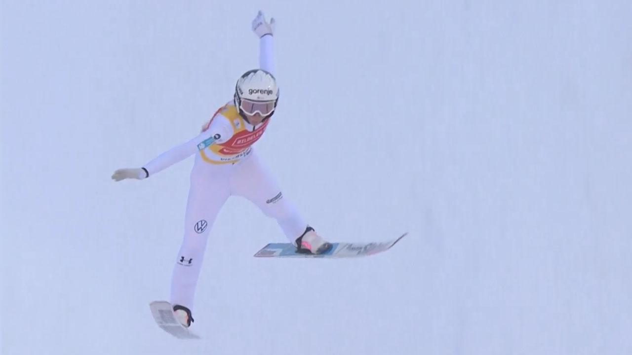 Nika Prevc v finalu današnje tekme na letalnici v Vikersundu za las preprečila padec