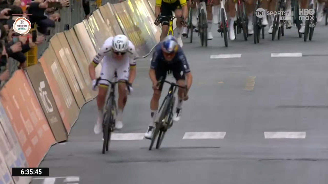 Tadej Pogačar v ciljni ravnini osvoji prestižno dirko v Sanremu