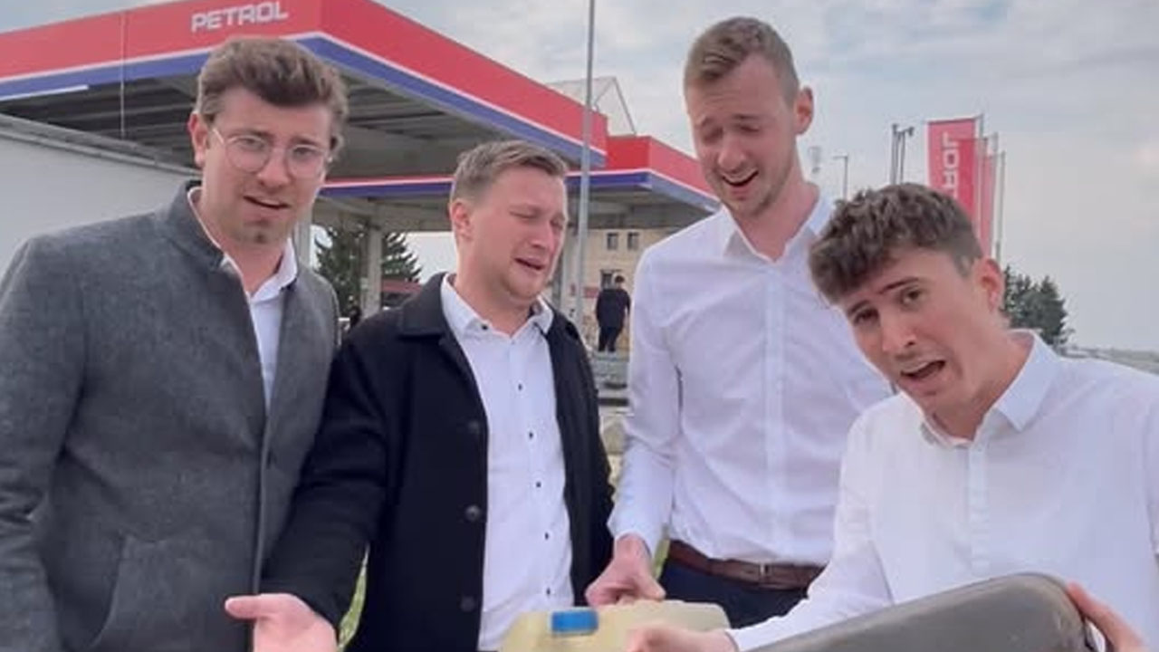 Slovenski glasbeniki Kvarteta Duh med izvedbo humoristične pesmi o pomanjkanju goriva na bencinskih črpalkah