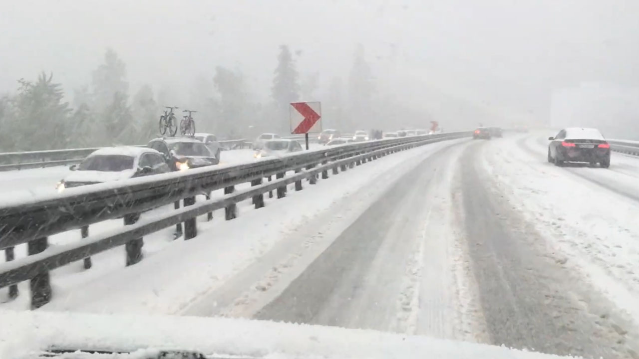 Aprilsko sneženje leta 2016 povzročilo kaos na slovenski avtocesti