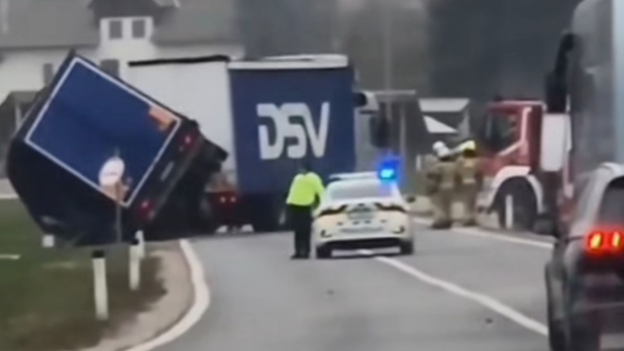 Močan veter prevrnil tovornjak na Jesenicah, ARSO za sever Slovenije izdal rdeče opozorilo