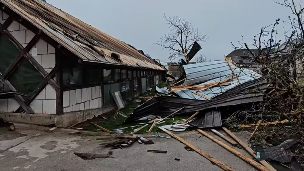 Odkrite strehe in podrta drevesa po močnem vetru in vetrolomu v Žirovnici