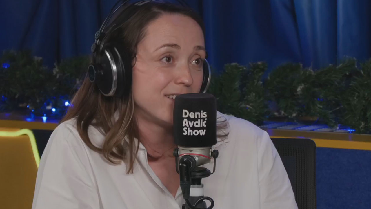 Anja Ramšak v studiu Radia 1 ob razkritju nosečnosti v jutranjem programu