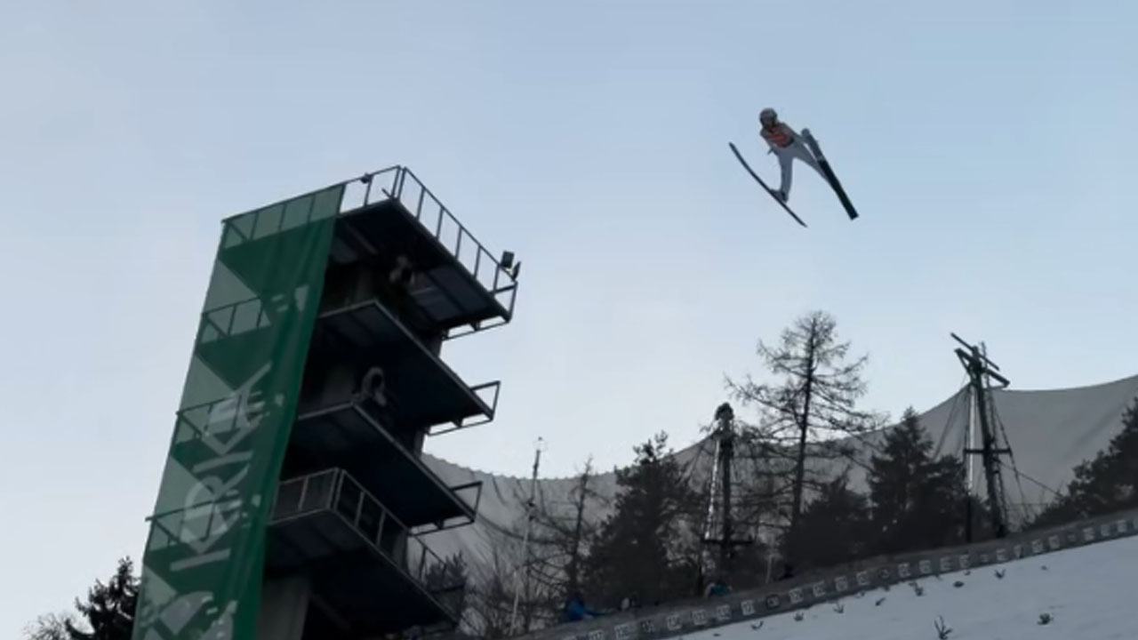 Nika Prevc v Planici postavila svetovni rekord z daljavo 242,5 metra na letalnici bratov Gorišek