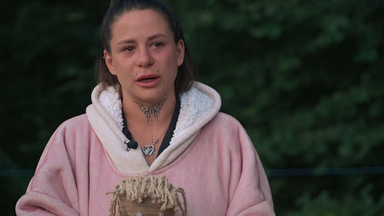 Urška iz šova Kmetija v solzah med snemanjem čustvenega sporočila za hčerkin rojstni dan