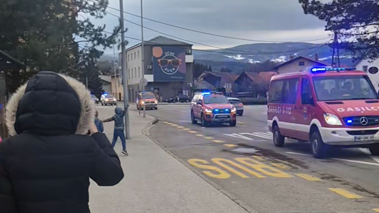 Gasilci s terenskimi vozili rešujejo otroke iz letovišča na Svetih Treh Kraljih