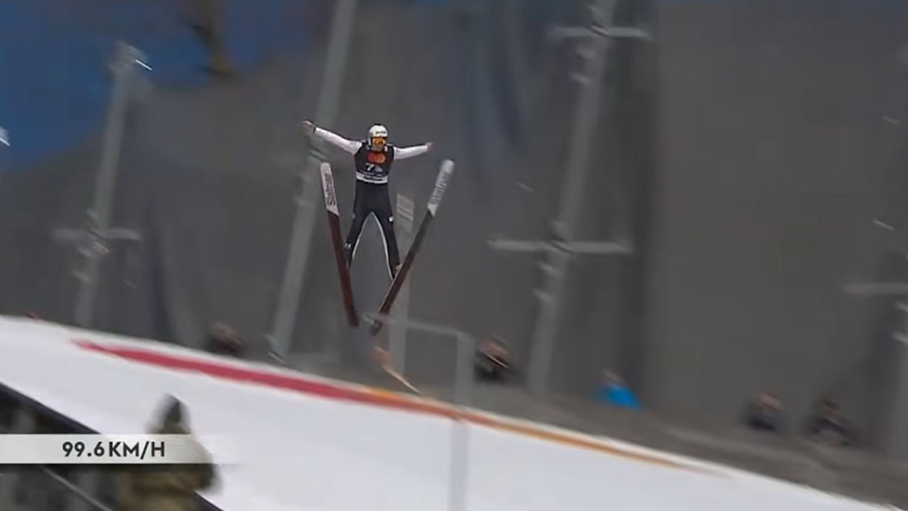 Domen Prevc med nevarnim poletom v Planici, ko je po napaki v zraku skoraj izgubil nadzor