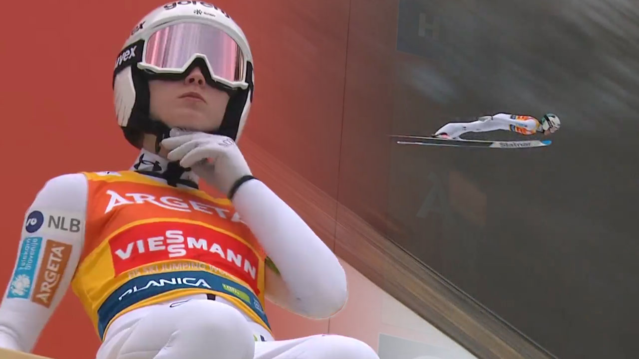 Nika Prevc med poletom na letalnici bratov Gorišek v Planici, kjer je dosegla zmago na prvi ženski tekmi