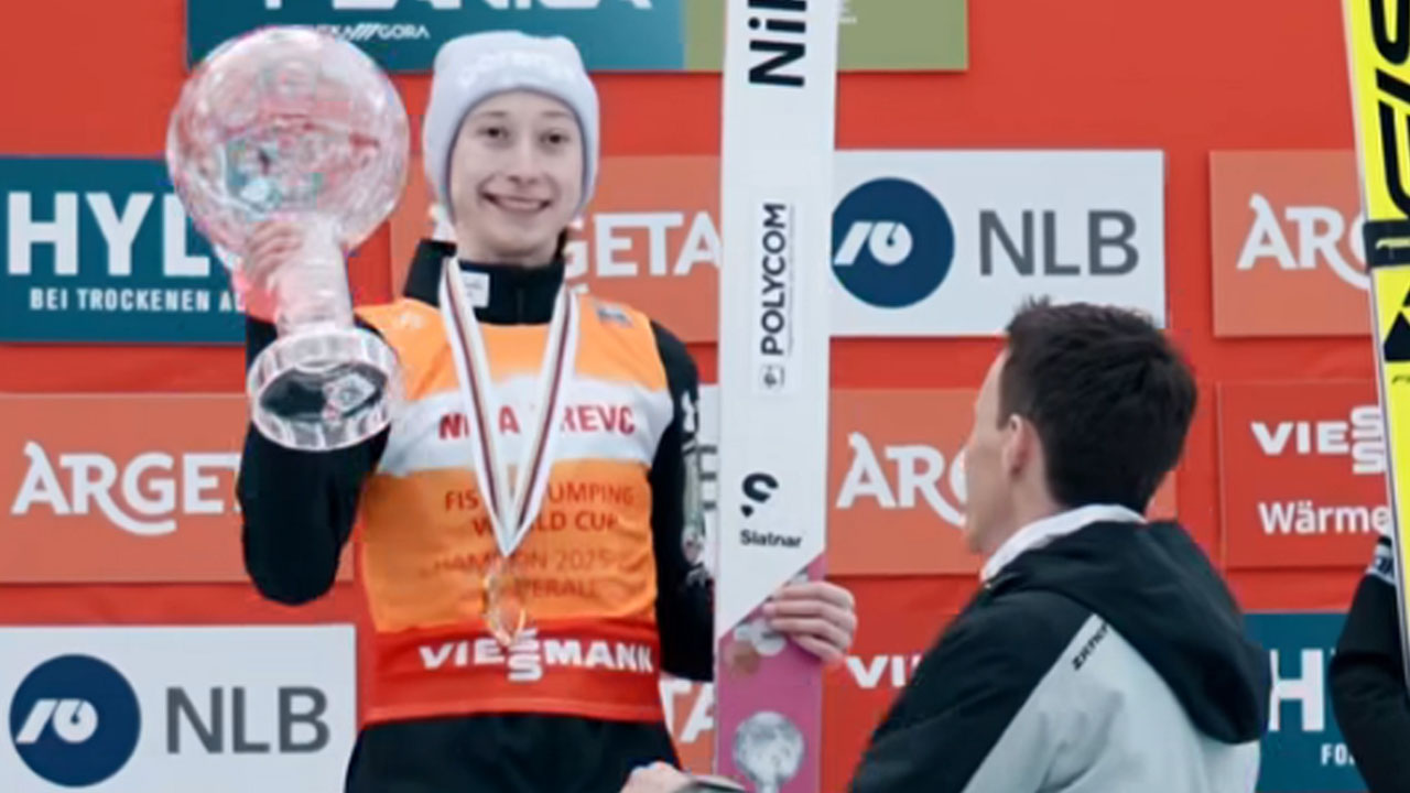 Nika Prevc prejela veliki kristalni globus v Planici iz rok brata Petra Prevca