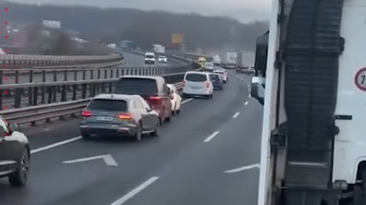 Vzpostavljen reševalni pas na slovenski avtocesti med Logatcem in Vrhniko, vozila urejeno odstopajo prostor