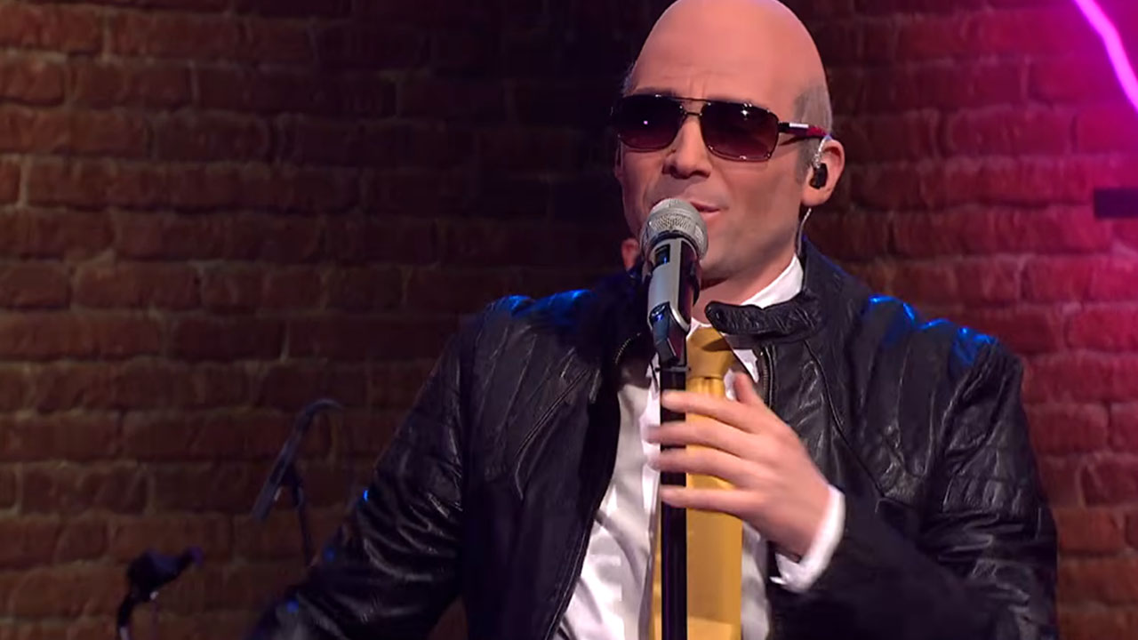 Tilen Artač kot Janez Janša v oddaji Kaj dogaja med izvedbo parodije o volitvah