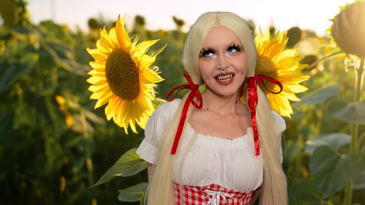 Ana Loral med nastopom s provokativno pesmijo, ki je razdelila slovensko javnost