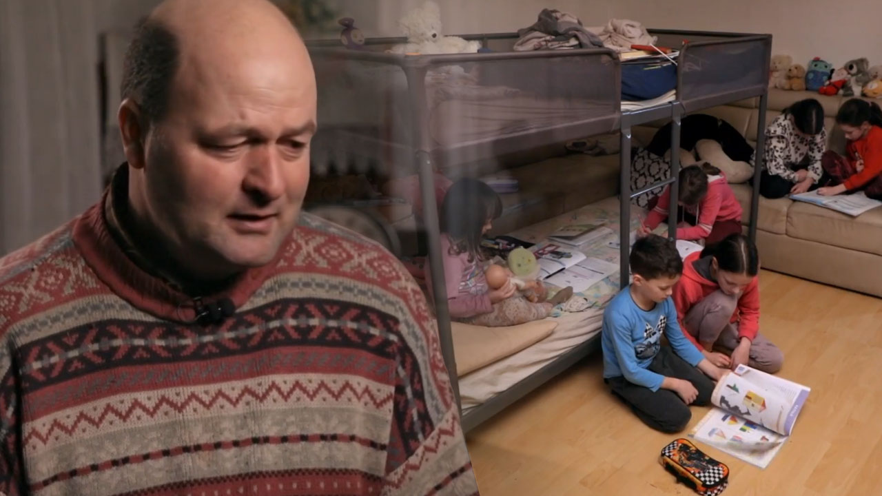 Prizor iz oddaje Delovne akcije v stari hiši družine Majdič, kjer deset otrok spi v majhni sobi