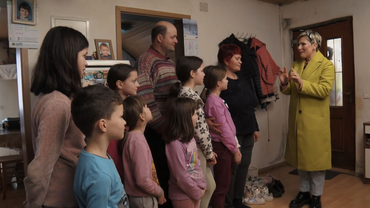 Ana Praznik in mojstri iz oddaje Delovna akcija pomagajo družini Majdič pri prenovi stare hiše