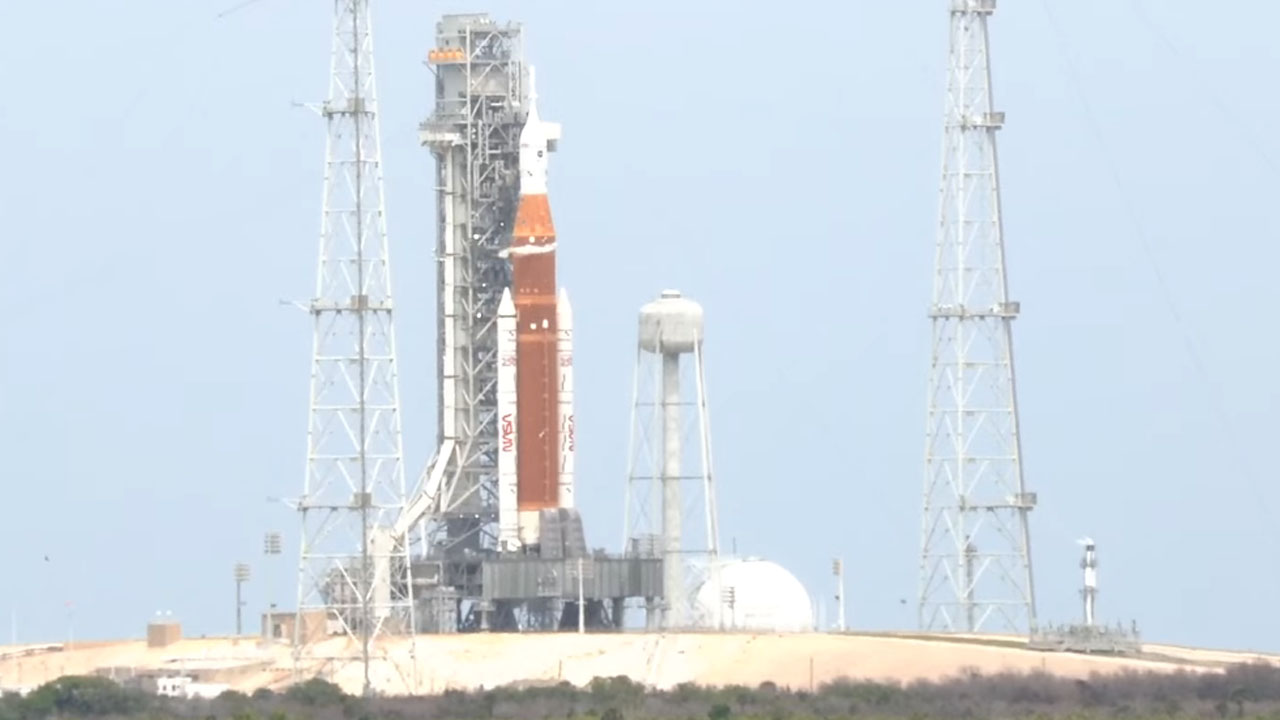 Artemis II izstrelitev rakete SLS z astronavti NASA na poti proti Luni