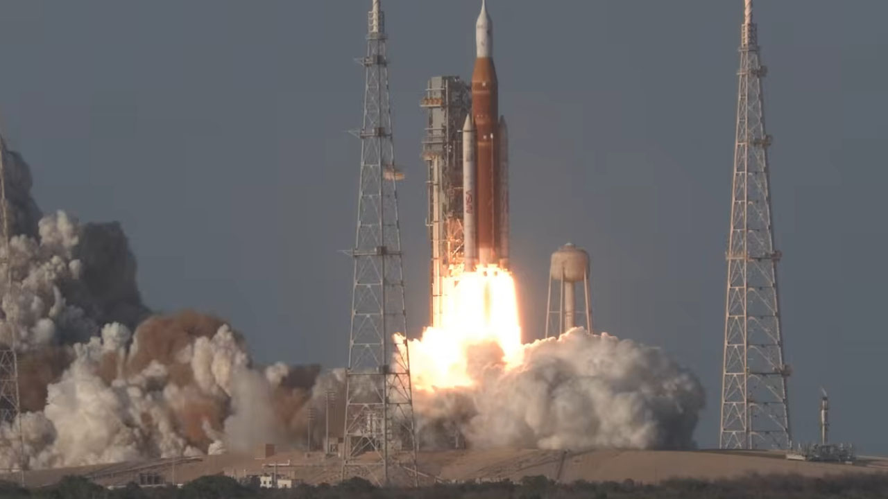 Izstrelitev rakete SLS z misijo Artemis II proti Luni