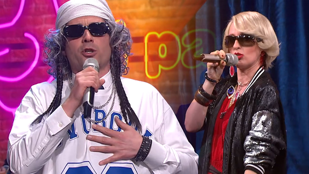 Tilen Artač kot Robert Golob v parodiji Ni panike v oddaji Kaj dogaja