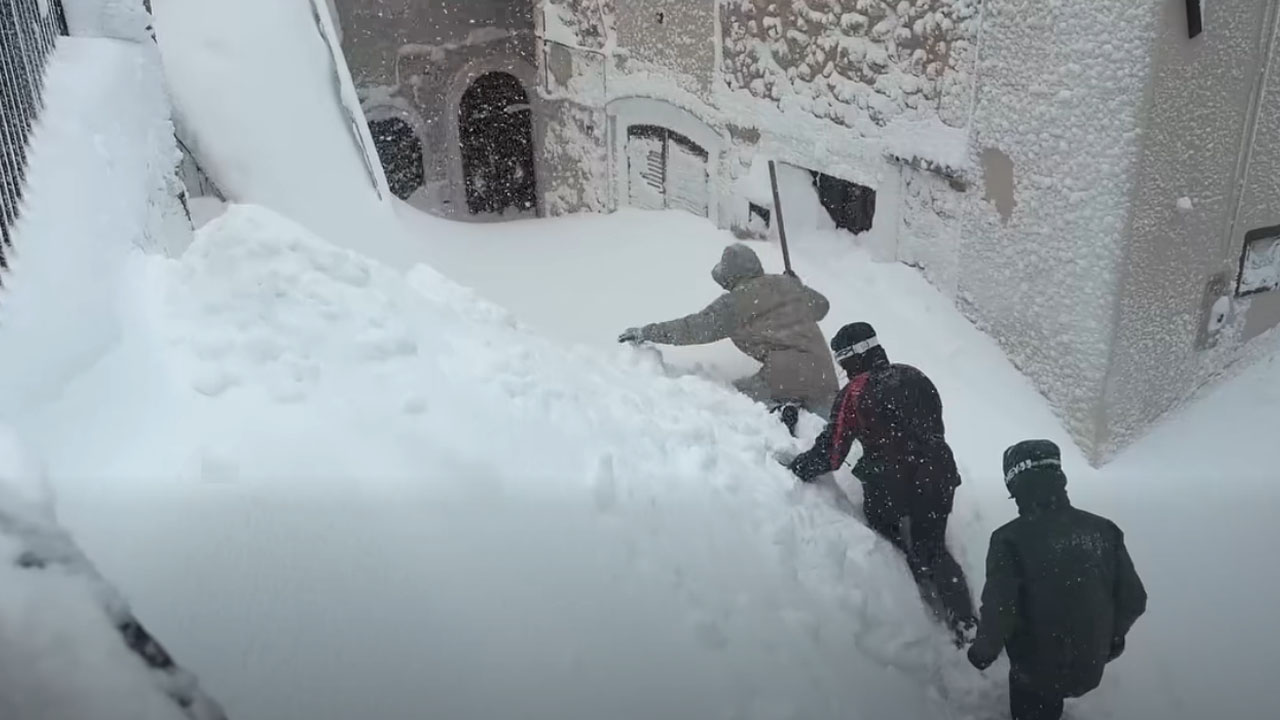 Italijanska vasica Castel del Monte zasuta s snegom med aprilsko vremensko ujmo