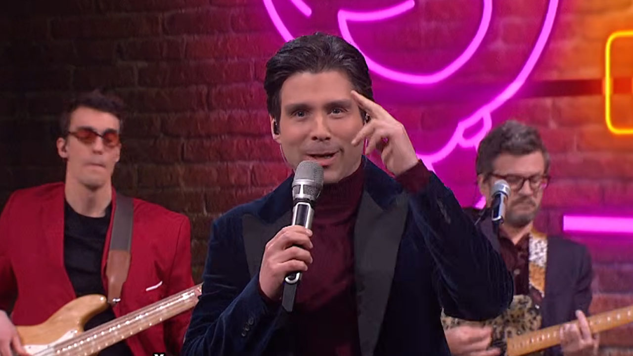 Tilen Artač v oddaji Kaj dogaja zapel parodijo o poslancih brez mandata