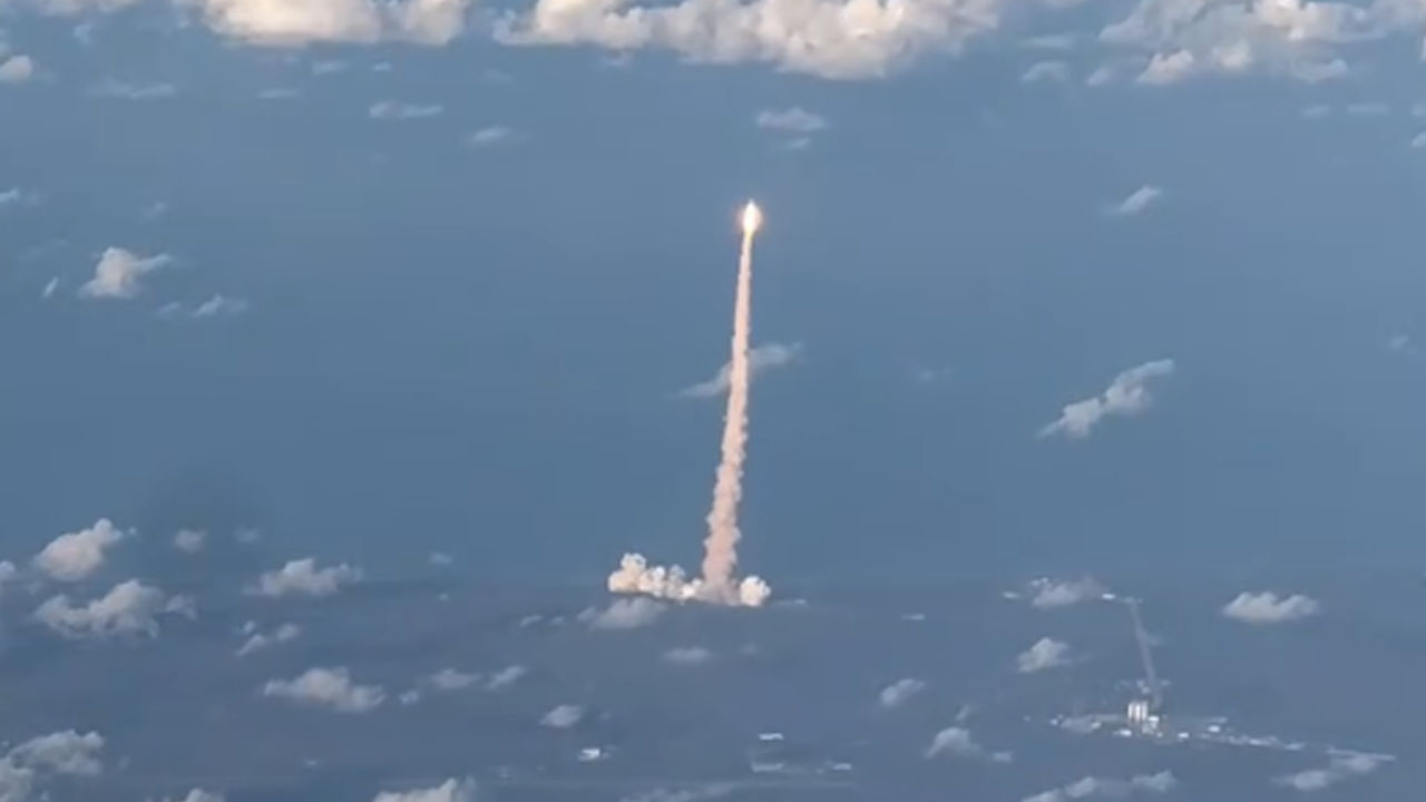 Potniki na letalu posneli vzlet rakete SLS Artemis II proti Luni iz zraka