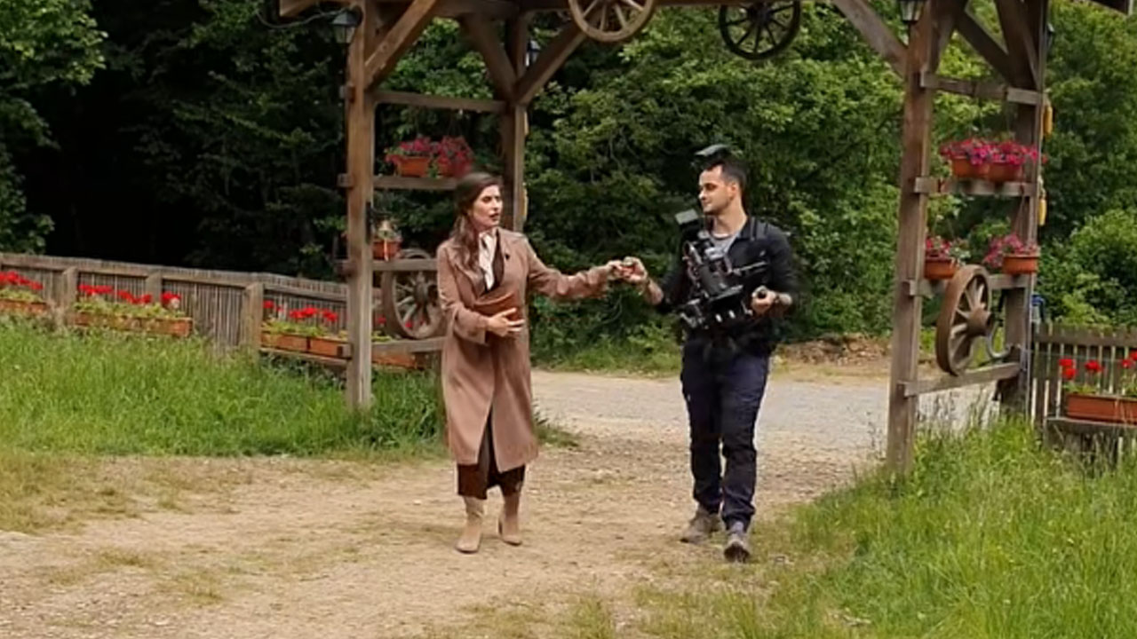 Natalija Bratkovič na snemanju Kmetije s snemalcem Alenom Hočevarjem