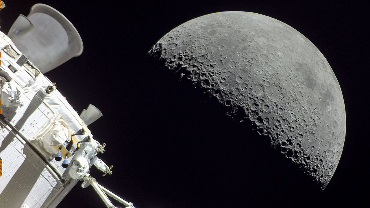 Orion med preteklo misijo Artemis I dosegel Luno