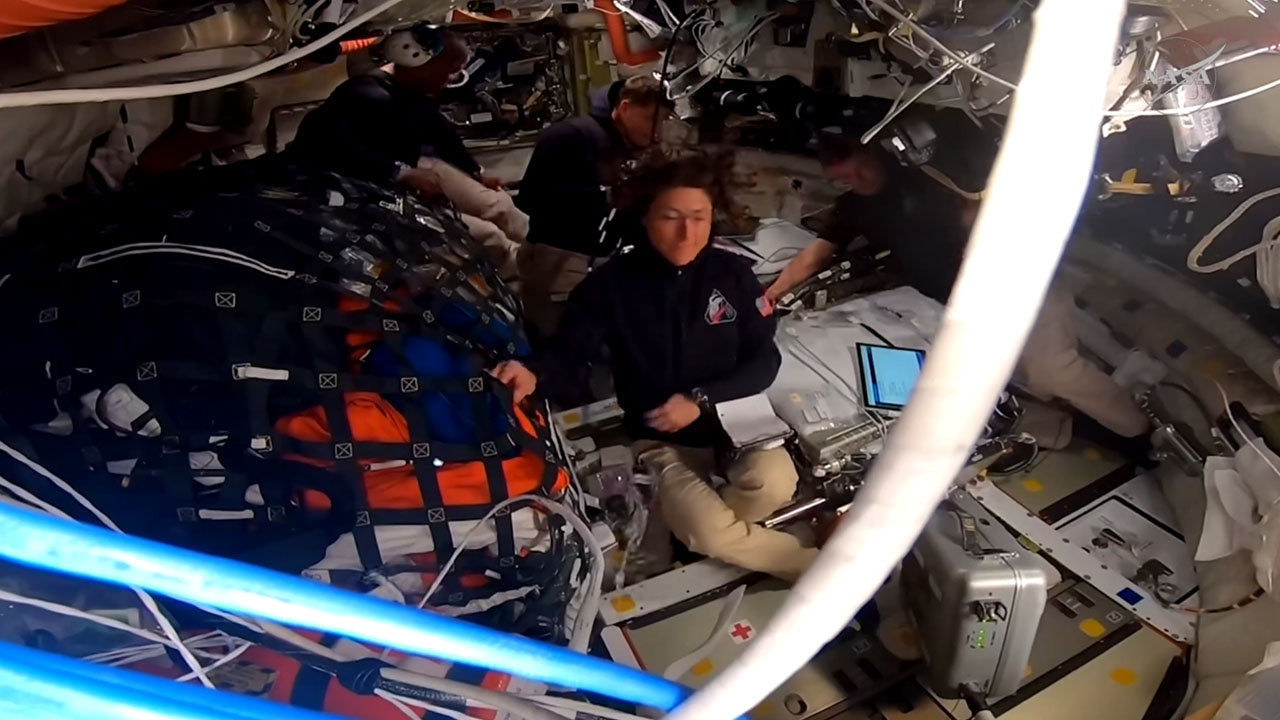 Posadka misije Artemis II v kapsuli Orion med potovanjem okoli Lune, ko so postavili rekord v najdaljši razdalji od Zemlje