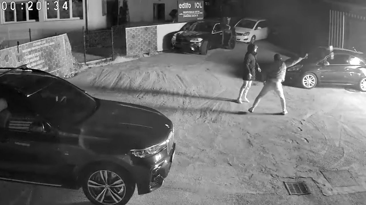 Posnetek nadzorne kamere prikazuje dva storilca, ki ponoči razbijata in zanetita požar v avtomehanični delavnici na Dimičevi ulici v Ljubljani