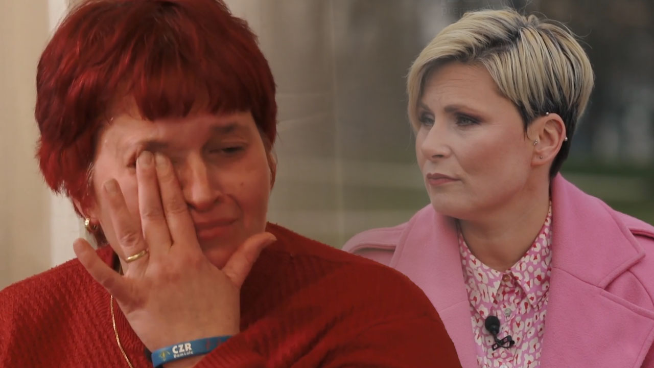 Ana Praznik in mama Barbara v oddaji Delovna akcija med prenovo doma družine Majdič, ki ima deset otrok