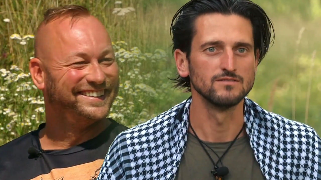 Tekmovalca Dejan in Žiga med izločilnim dvobojem v resničnostnem šovu Kmetija