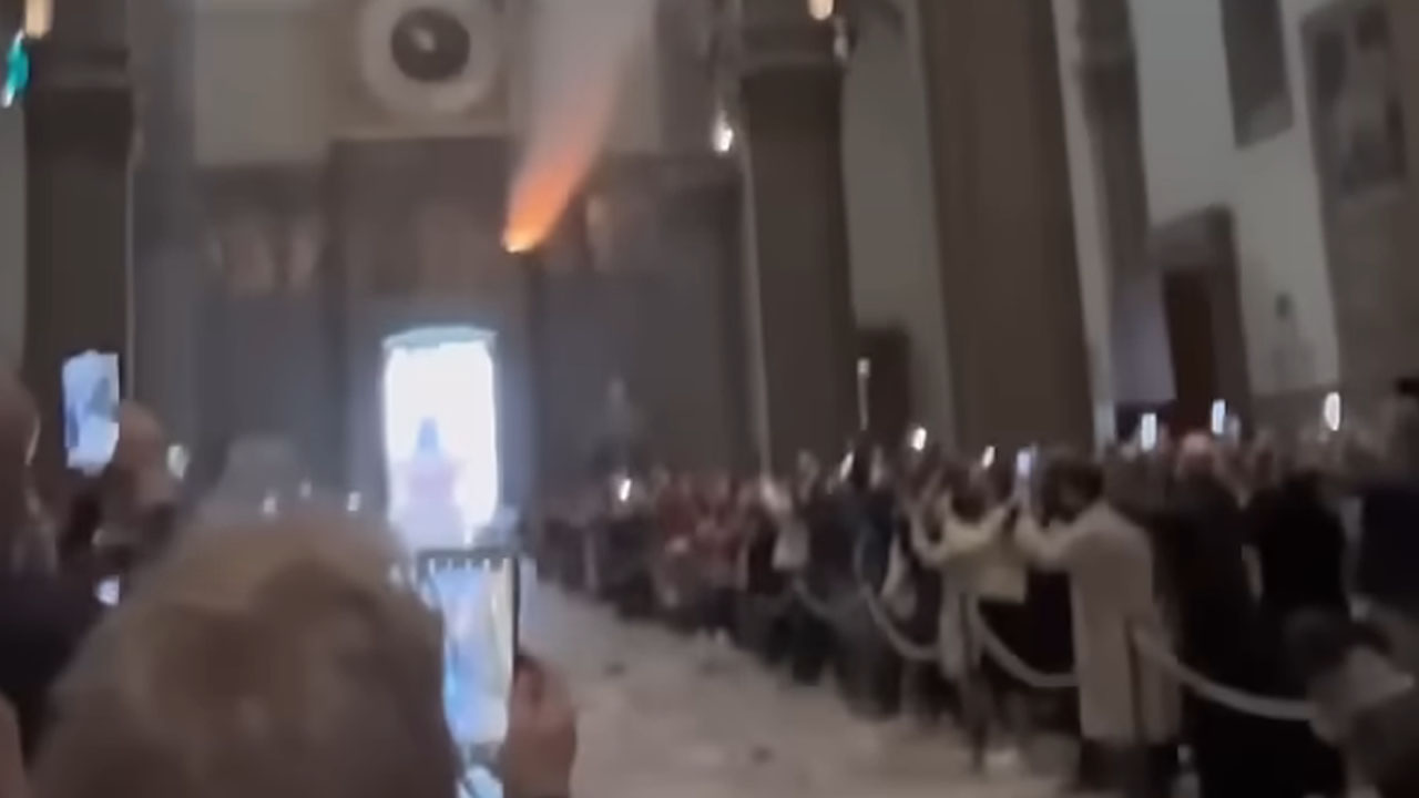 Tradicionalni velikonočni obred Scoppio del Carro v Firencah