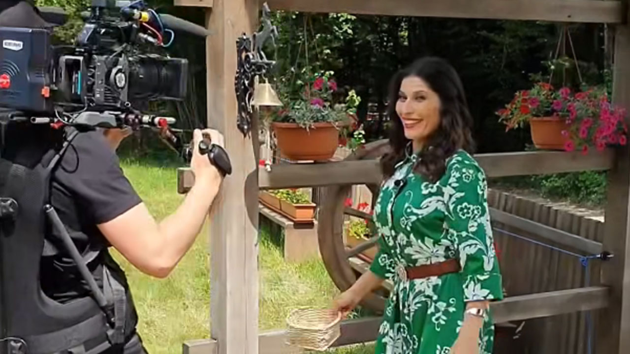 Voditeljica Natalija Bratkovič v zakulisju snemanja resničnostnega šova Kmetija