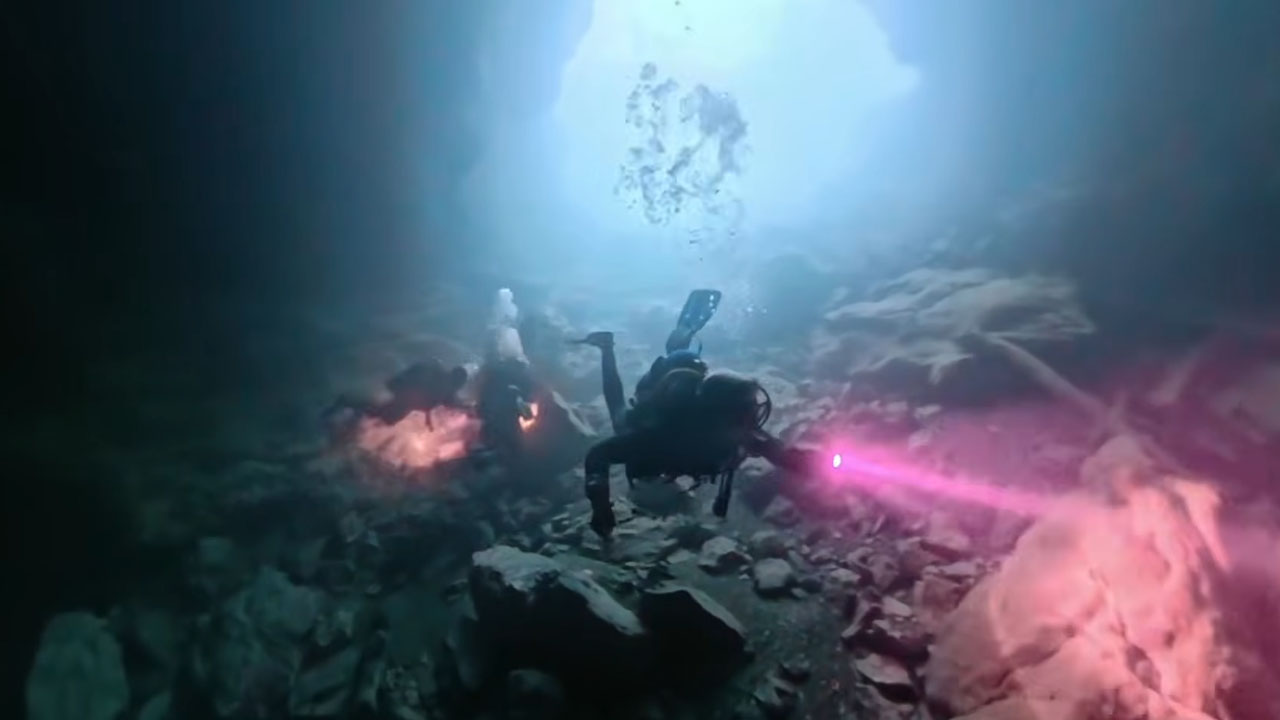 Potop v Divje jezero pri Idriji, eno najbolj skrivnostnih jezer v Sloveniji