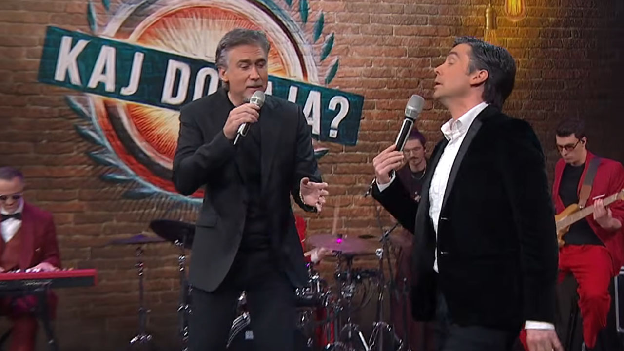 Tilen Artač kot Jan Plestenjak in pravi Jan Plestenjak v satirični oddaji Kaj dogaja med parodijo pesmi
