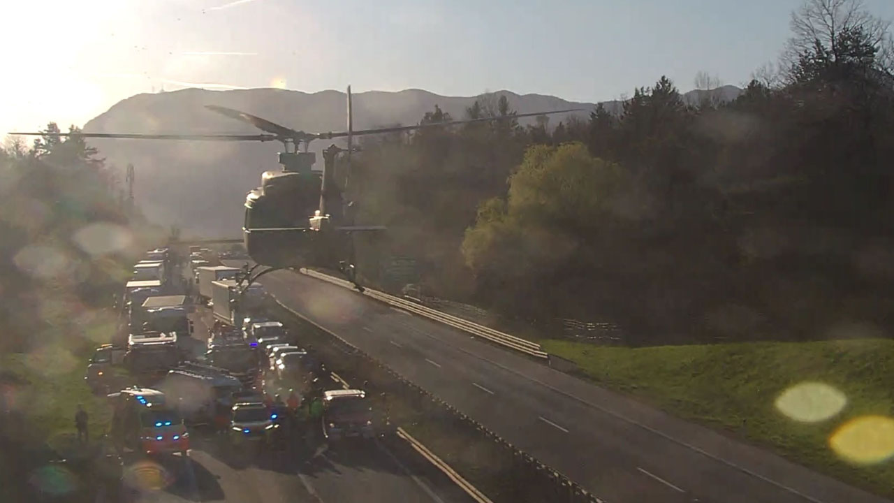 Helikopter Slovenske vojske pristal na primorski avtocesti pri Postojni po hudi prometni nesreči