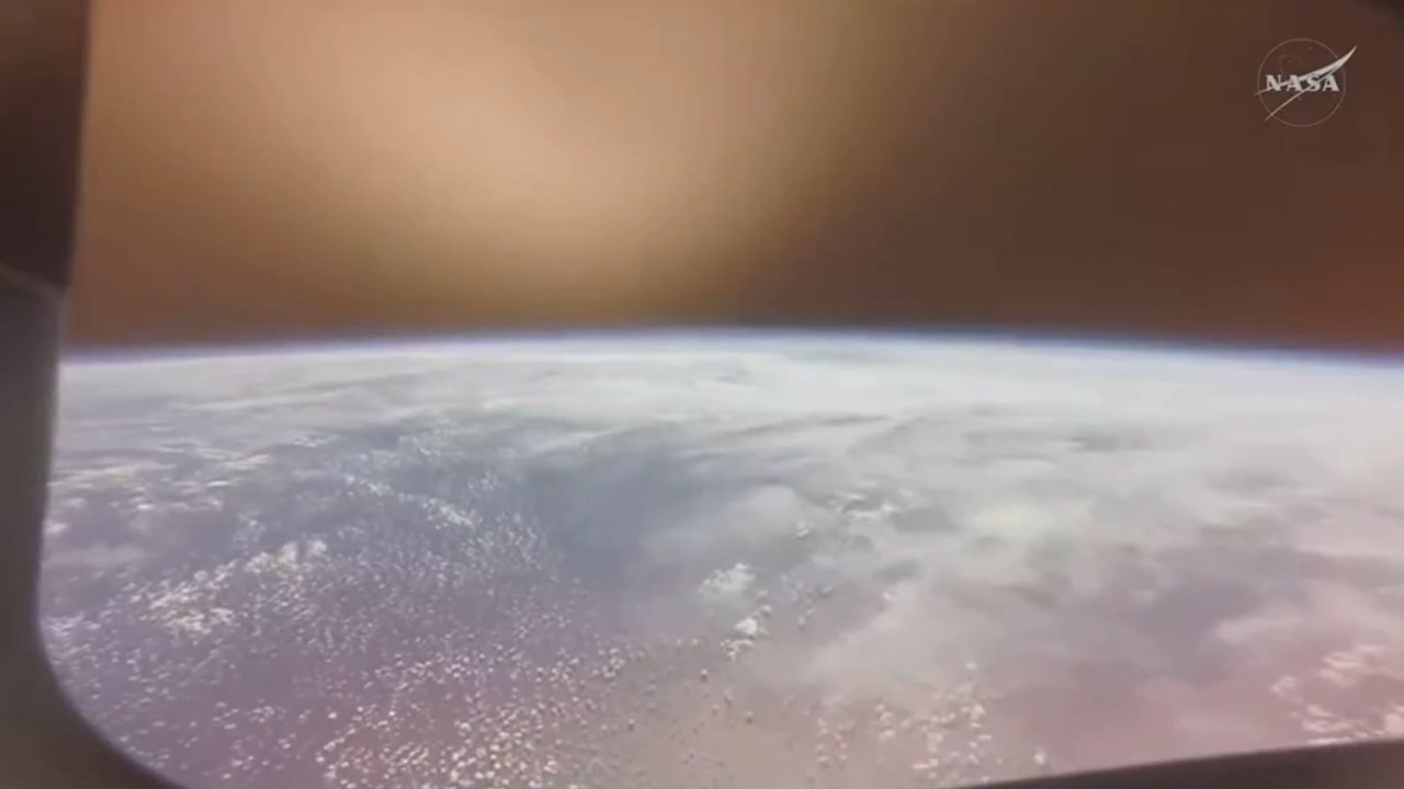 Vesoljsko plovilo Orion pristalo v Tihem oceanu po misiji Artemis II z astronavti na krovu