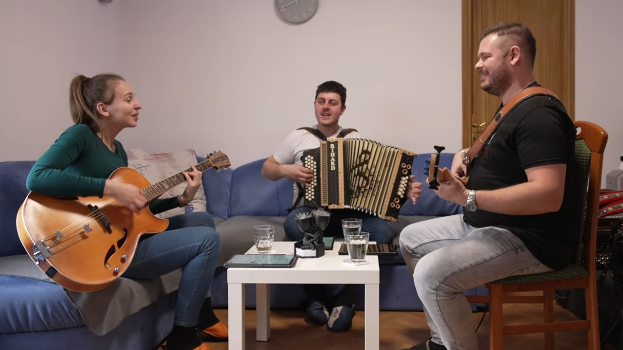 Ansambel Refren med nastopom pesmi Čakal sem deklico ob potoku, ki jo v originalu izvajajo Štirje kovači