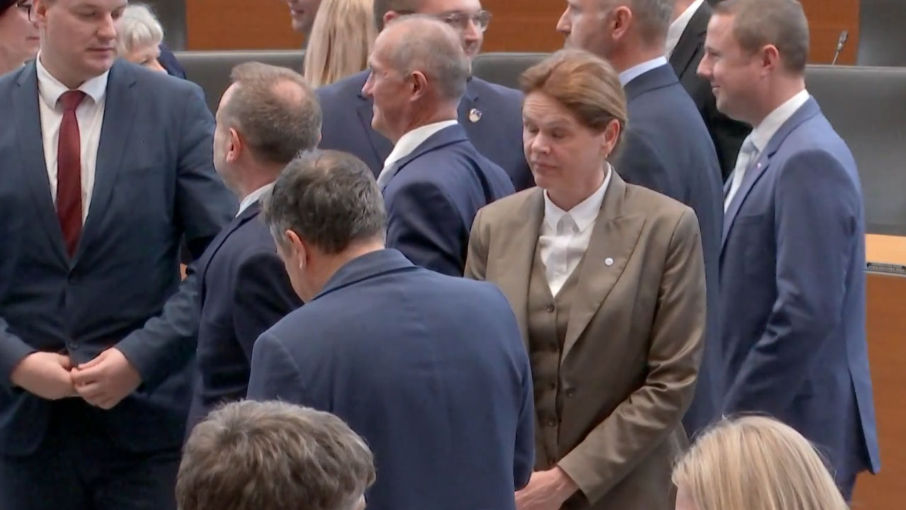 Alenka Bratušek v parlamentu po izvolitvi Zorana Stevanovića za predsednika Državnega zbora