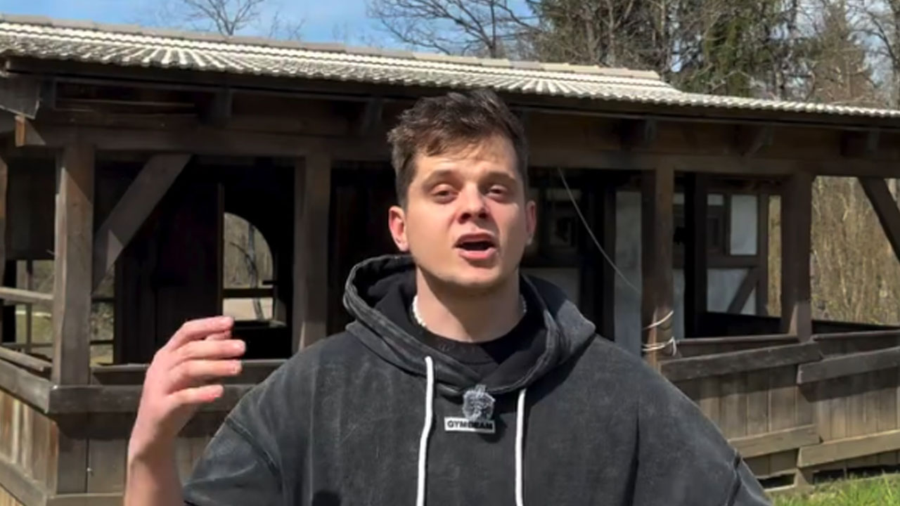 Porušena hiša na posestvu resničnostnega šova Kmetija na Dolenjskem, kjer so lani snemali