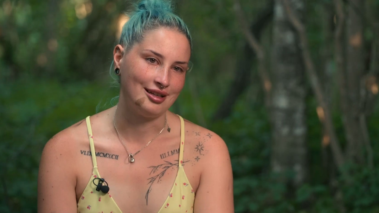 Alenka Weiss v solzah v resničnostnem šovu Kmetija, čustveni trenutek v hiški na jasi