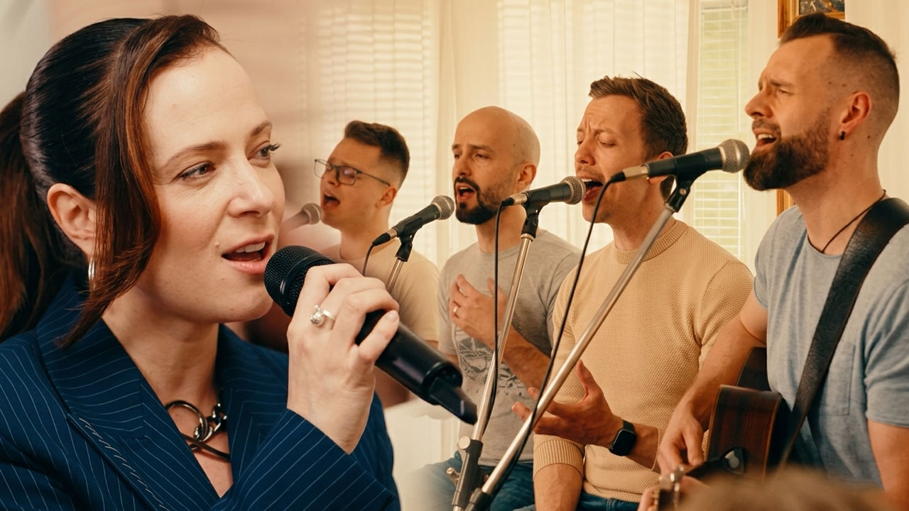 Nina Pušlar skupaj s Kvatropirci v oddaji Pri nas doma zapela priredbo pesmi Malo malo