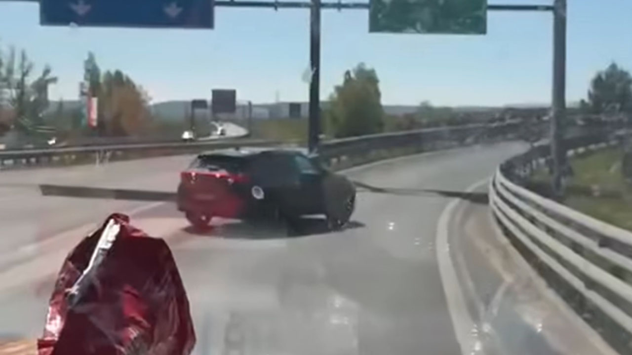 Voznik vozi vzvratno po hitri cesti proti Kopru