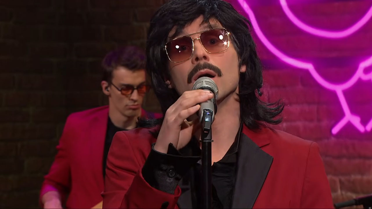 Tilen Artač kot Magnifico v oddaji Kaj dogaja