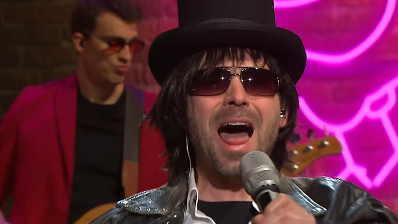 Tilen Artač kot Pero Lovšin v oddaji Kaj dogaja med parodijo pesmi Pankrtov