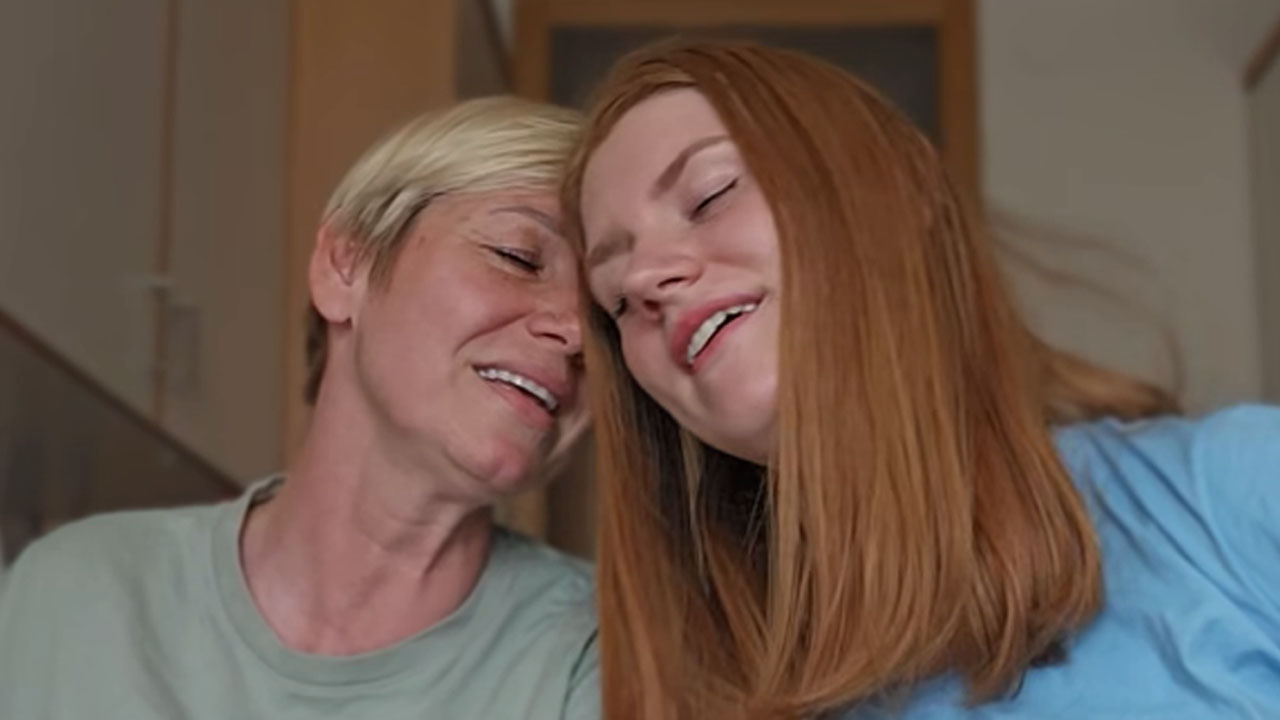 Manca Grubič in hčerka Hana skupaj pojeta in igrata kitaro v čustvenem duetu