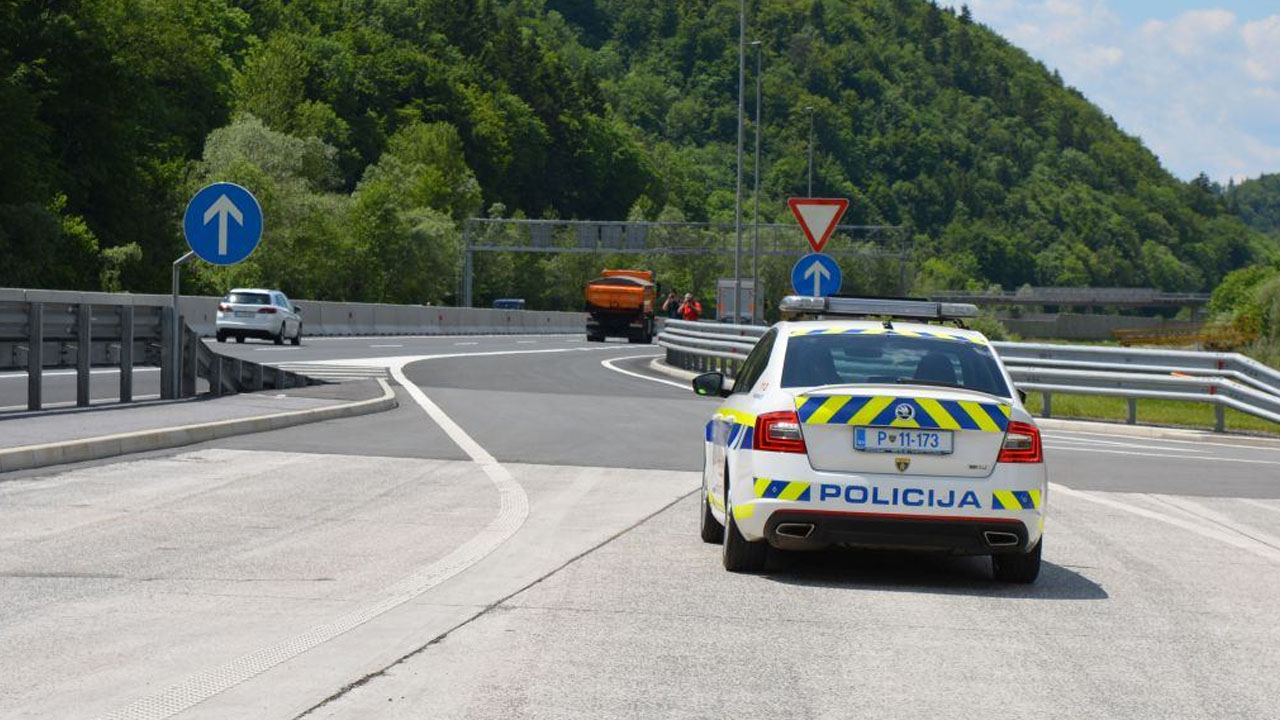 Policijsko spremstvo avtomobila z nosečnico proti porodnišnici v Postojni