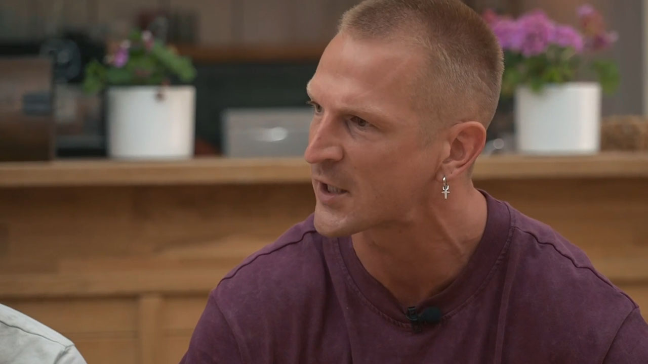 Napet prepir med tekmovalci za mizo v šovu Kmetija po izbiri hlapca