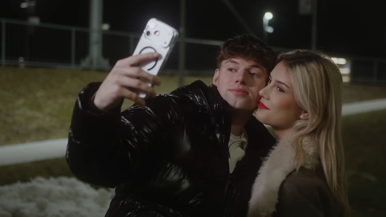 Juš Čop in Zala Pal kot zaljubljen par v videospotu Na polno